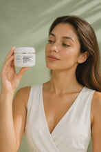 Load and play video in Gallery viewer, Pearl Bright Lighting and Whitening Face Cream
